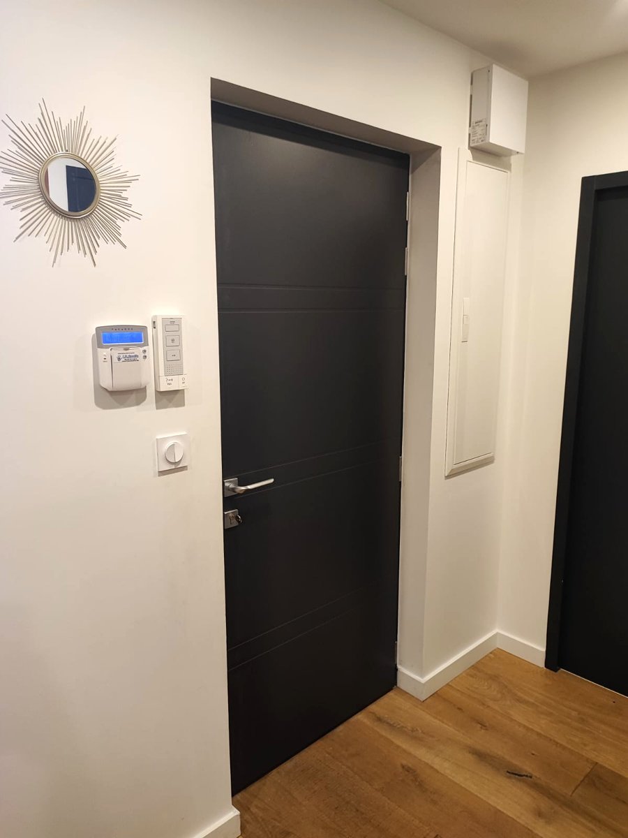 Porte blindée noire appartement moderne Lyon