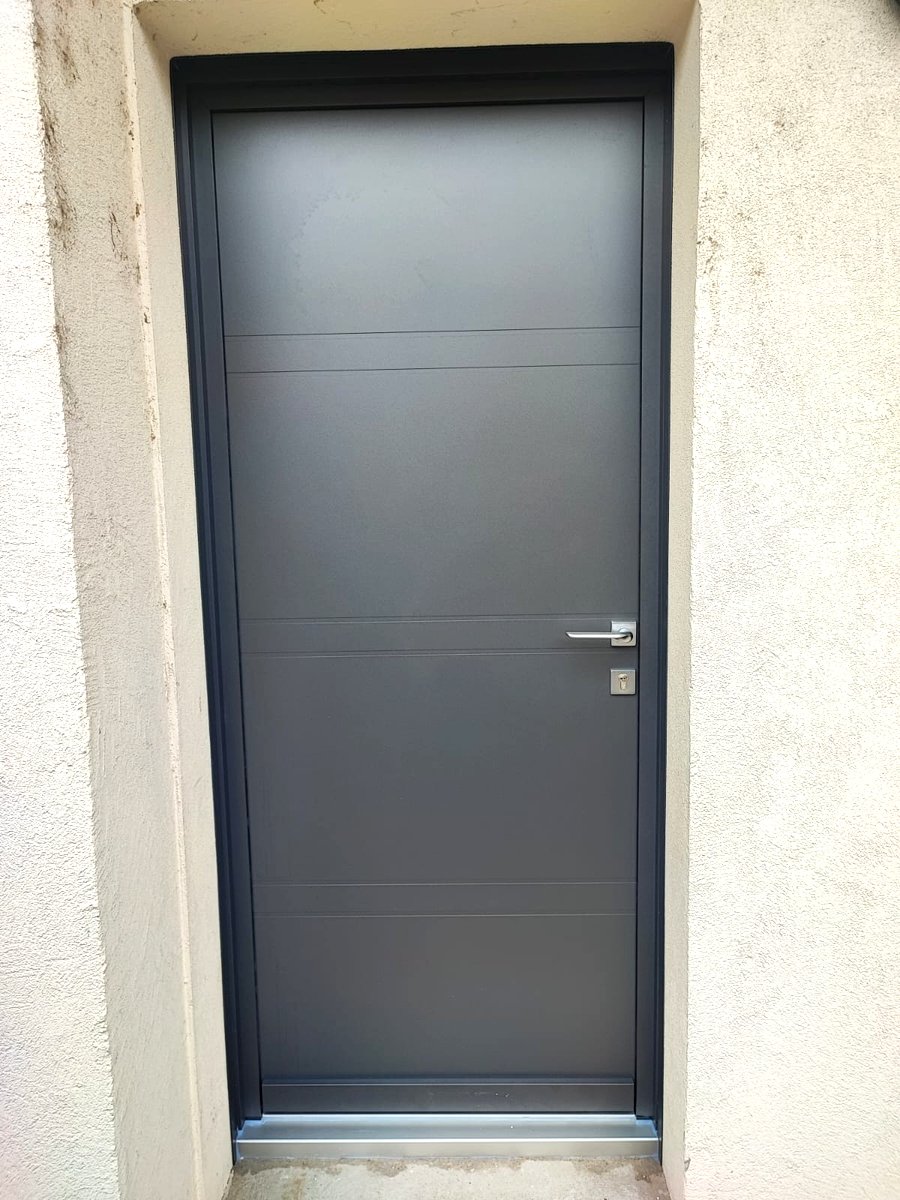 Porte blindée grise maison individuelle métropole lyonnaise