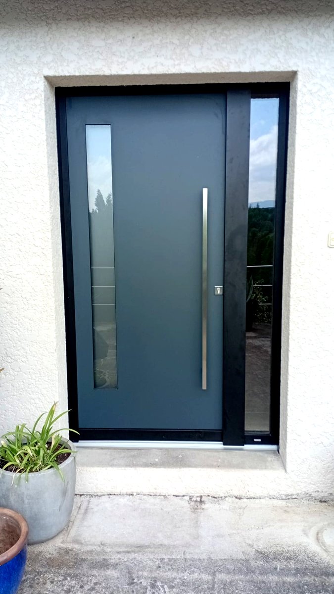 Porte blindée grise tierce maison Rhône
