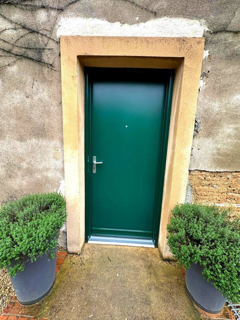 Porte blindée verte maison de caractère Rhône