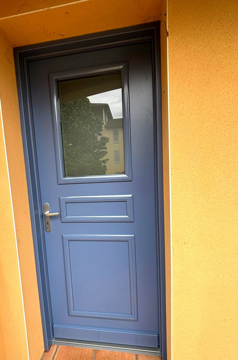 Porte blindée bleue maison individuelle Rhône