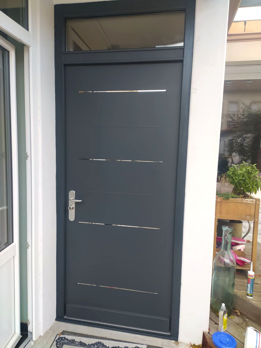 Porte blindée grise design rainures dorées Lyon